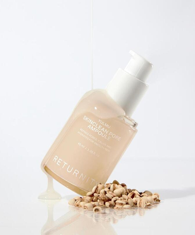 RETURNITY Yumu Pore Ampoule 40ml de la marque RETURNITY, sur fond blanc avec flacon et gouttes d’amandes.