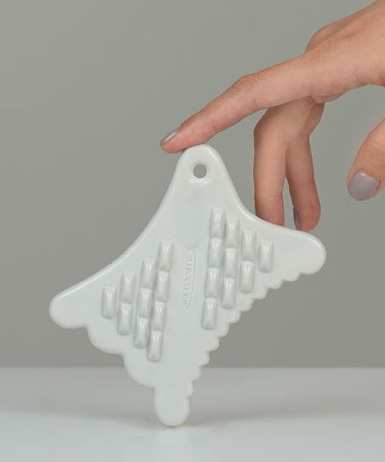 RETURNITY Mini Guasha, outil de massage en main, design moderne élégant en céramique blanche pour soin du corps et relaxation.