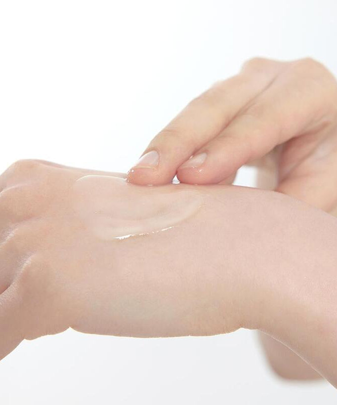 Application du RETURNITY Yumu Pore Ampoule 40ml sur la peau, montrant sa texture légère et hydratante.