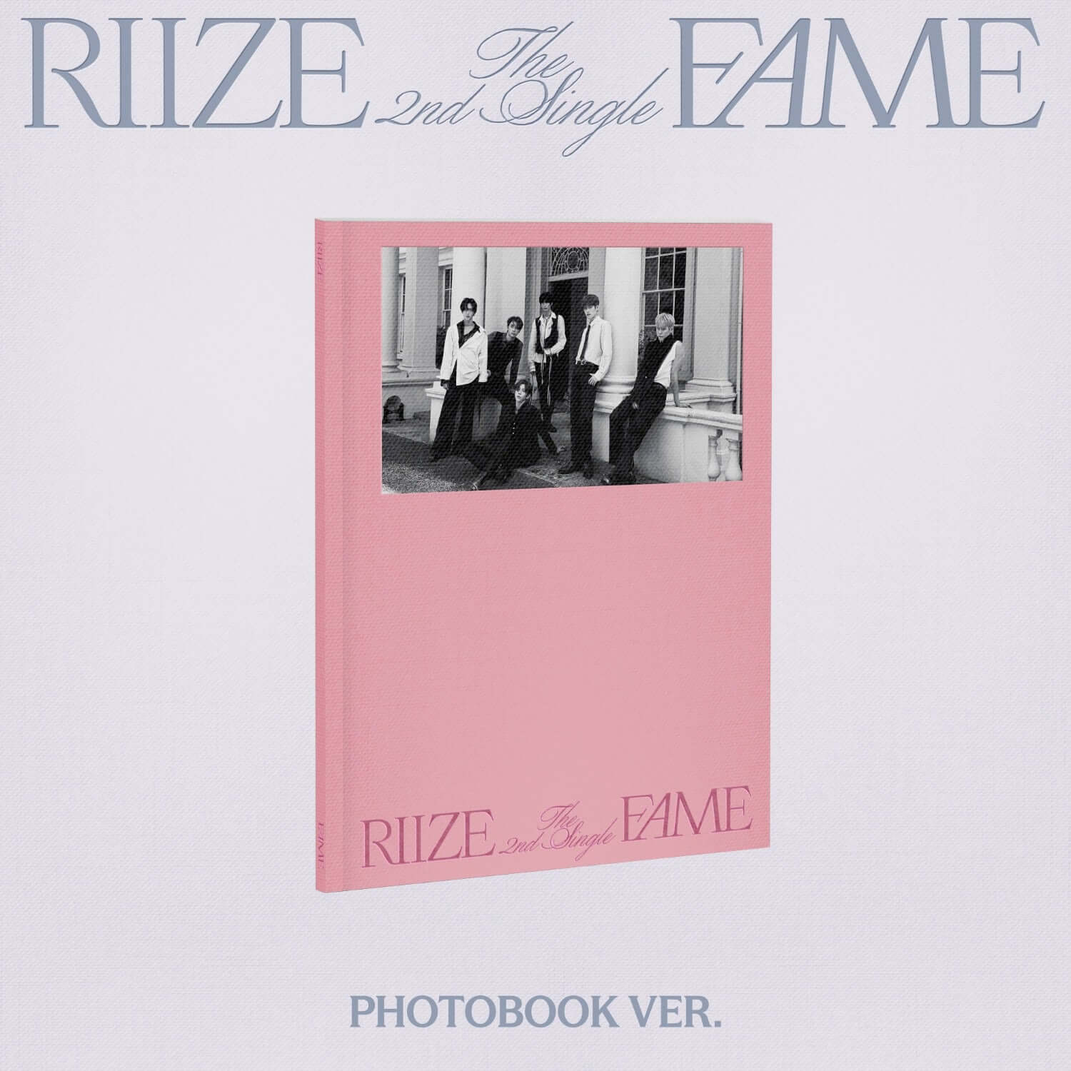 RIIZE - 2nd Album [Fame] (Photobook Ver.) - Album Kpop, couverture rose et photo noir&blanc du groupe, visuel studio.
