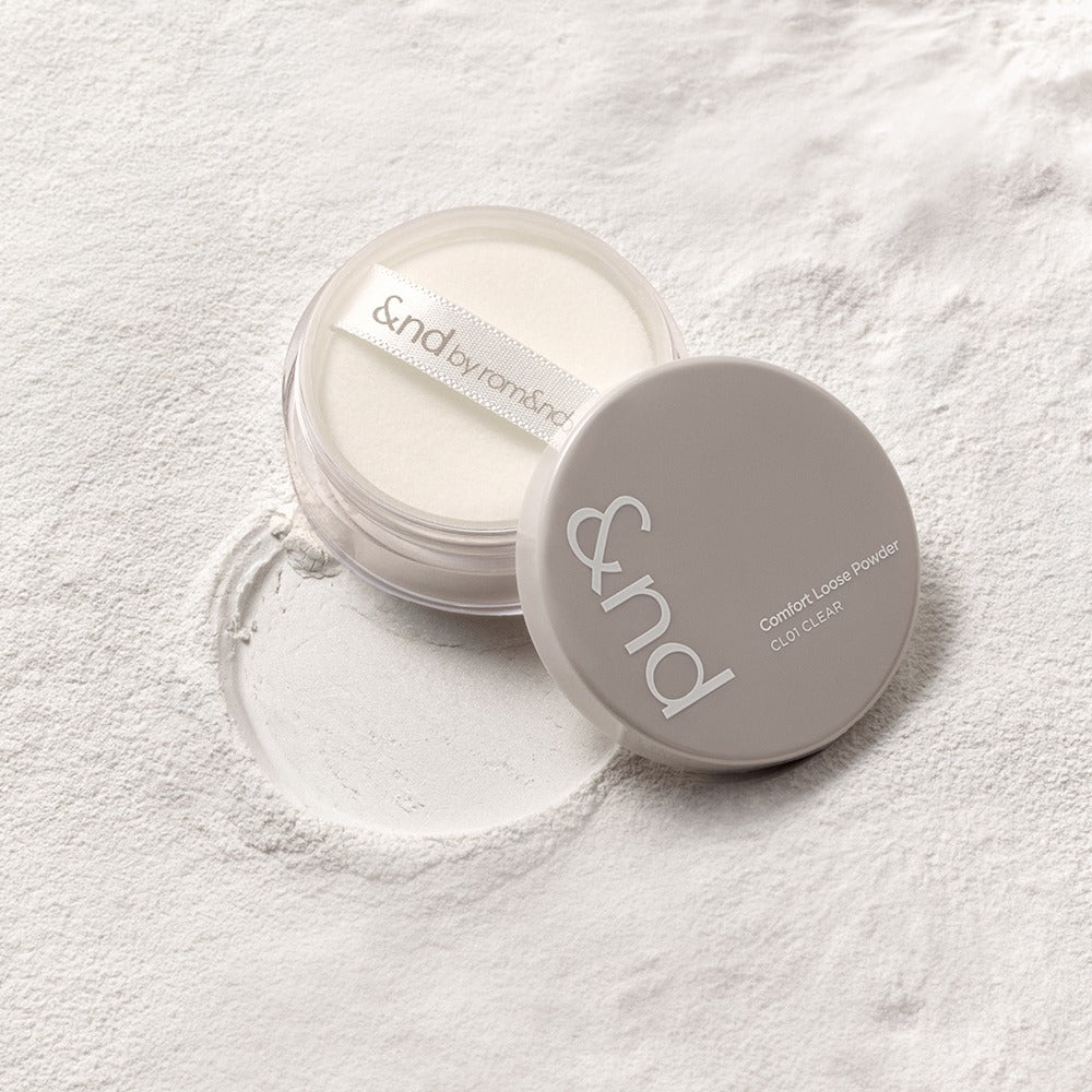 ROMAND  And by Romand Comfort Loose Powder, pot sur fond blanc et poudre, gros plan maquillage beauté