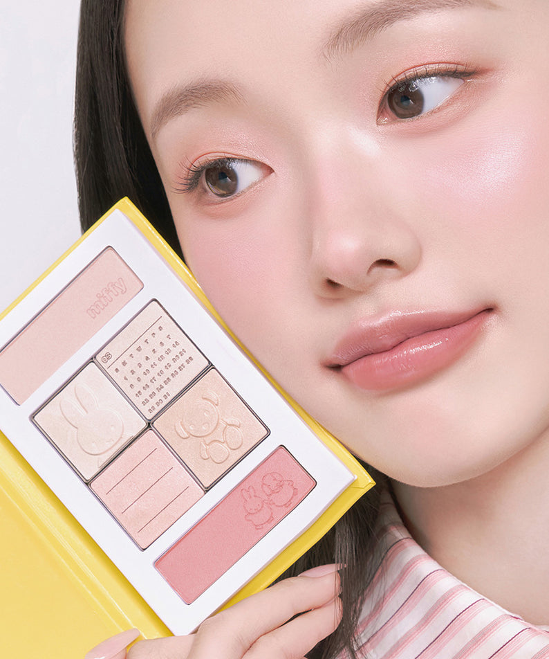 ROMAND  Better Than Volumer, palette maquillage près du visage, yeux maquillés, jeune femme, fond clair