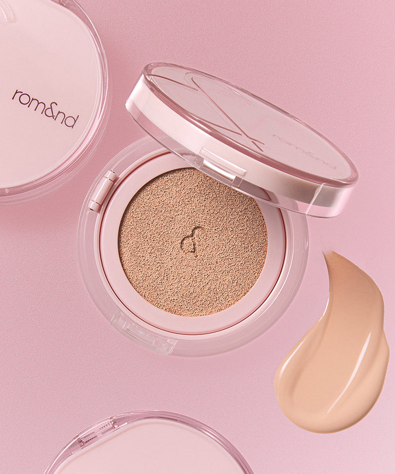 Coussin maquillage ROMAND Bloom in Coverfit Cushion avec crème beige sur fond rose.