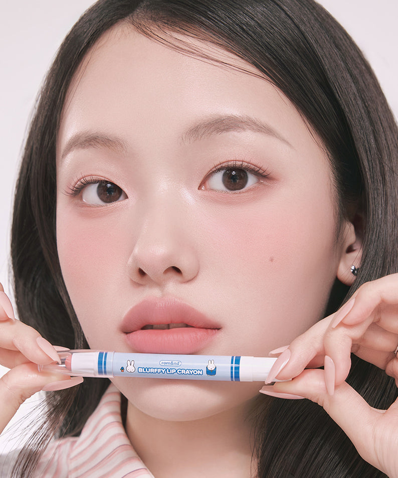 ROMAND  Blurpy Lip Crayon, crayon à lèvres présenté par une femme au teint naturel, photo beauté studio