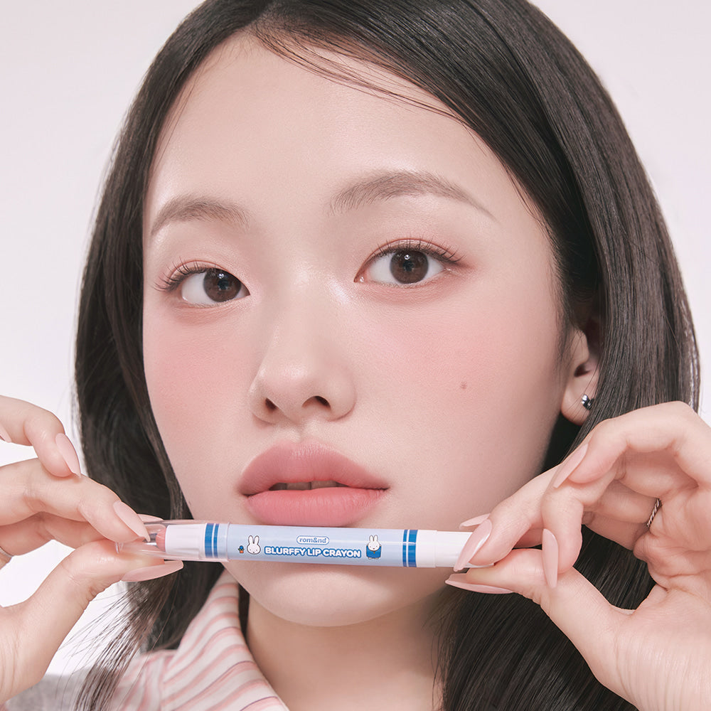 ROMAND  Blurpy Lip Crayon, crayon à lèvres présenté par une femme au teint naturel, photo beauté studio
