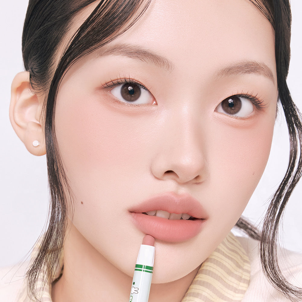ROMAND  Blurpy Lip Crayon de la marque ROMAND sur les lèvres d’une jeune femme, fond clair, maquillage nude