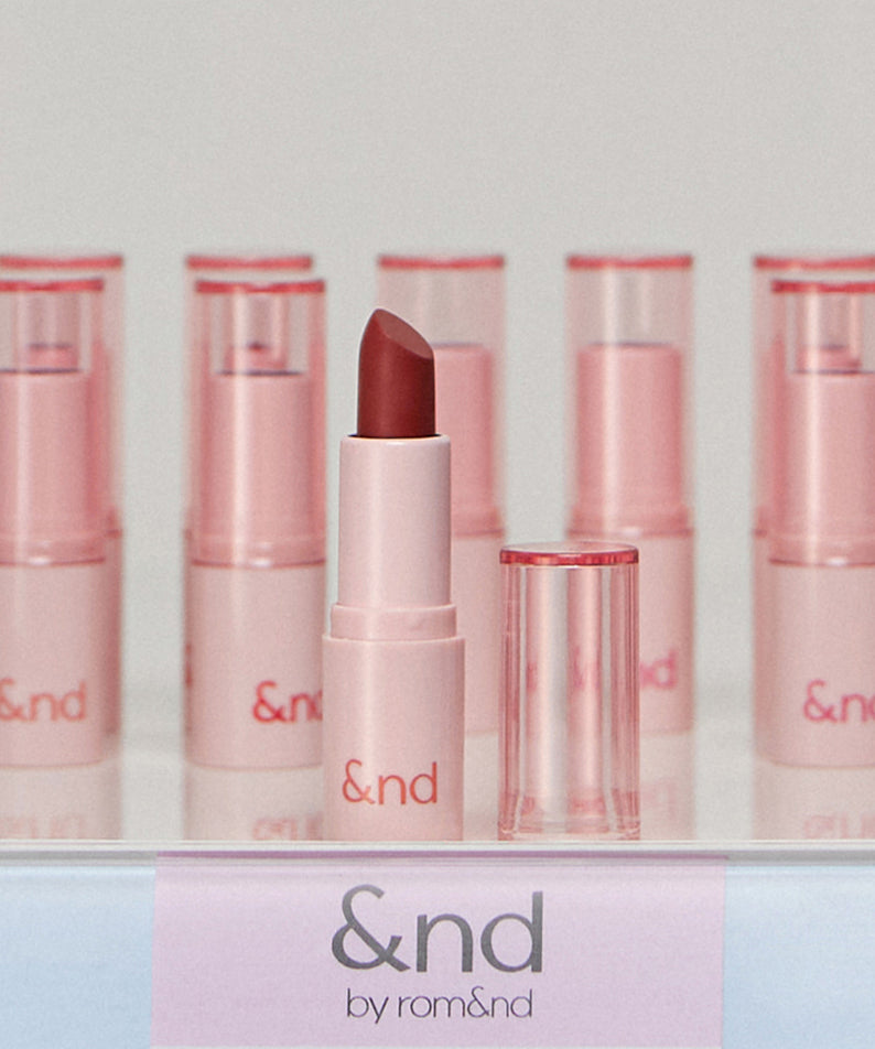 ROMAND  Glassy Bomb Balm : baume à lèvres &nd par Romand, visuel produit en tube rose sur fond clair