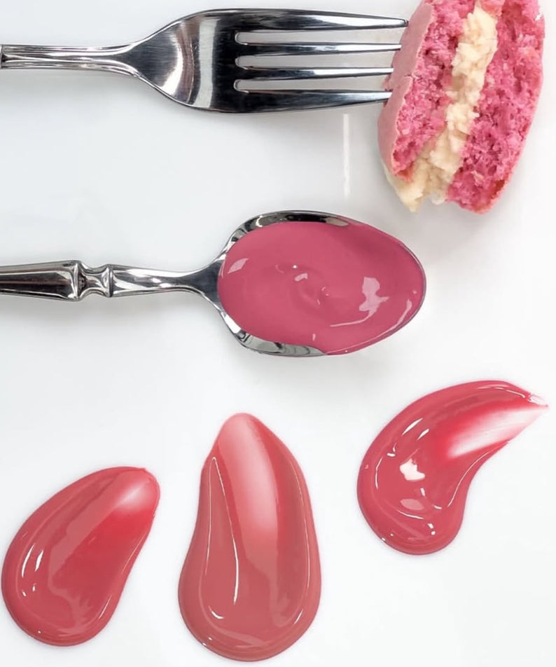 ROMAND  Glassy Bomb Tint : teintes roses brillantes sur spatules, en contexte beauté, fond blanc, marque ROMAND.
