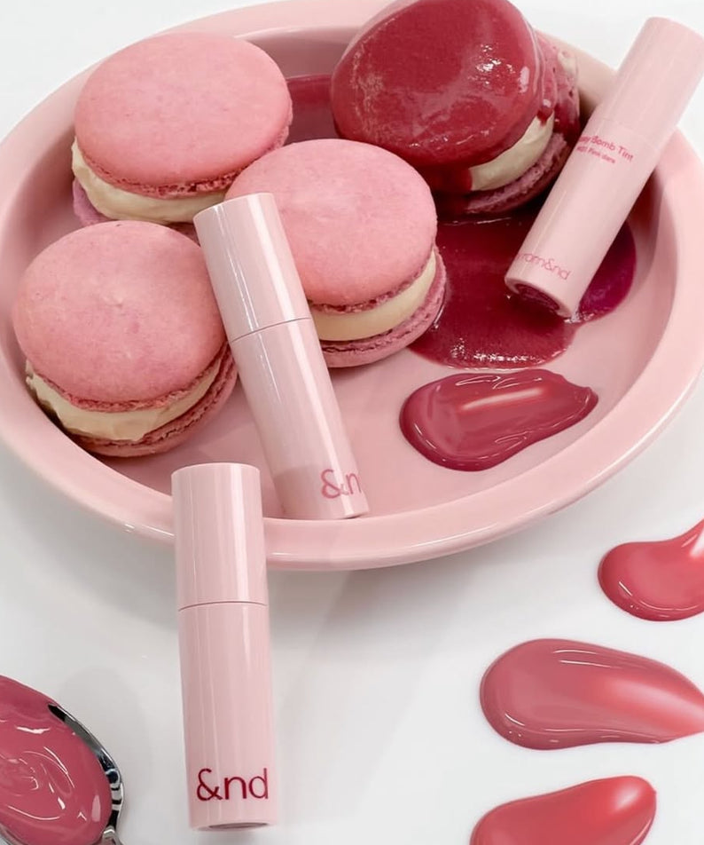 ROMAND  Glassy Bomb Tint, visuel maquillage avec lèvres/teintes rose, produit de marque ROMAND sur fond blanc.