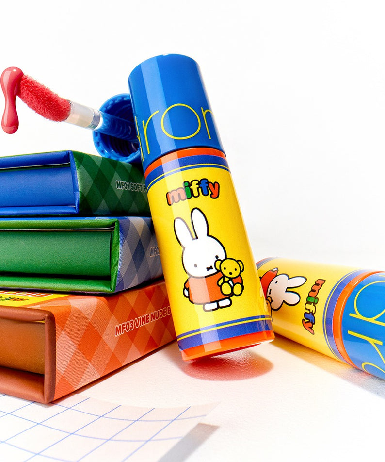 ROMAND  Glasting Color Gloss MINI, packaging coloré sur fond clair, mise en scène avec mini tubes et étuis