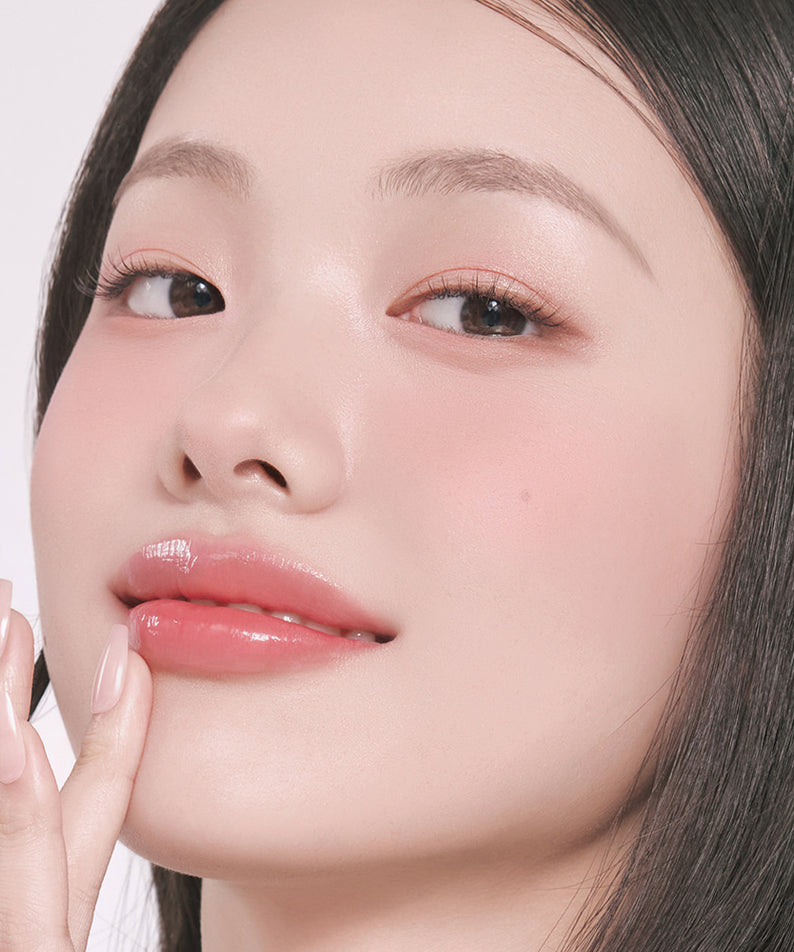 ROMAND  Glasting Color Gloss MINI, gros plan maquillage lèvres brillantes sur modèle, produit de la marque ROMAND
