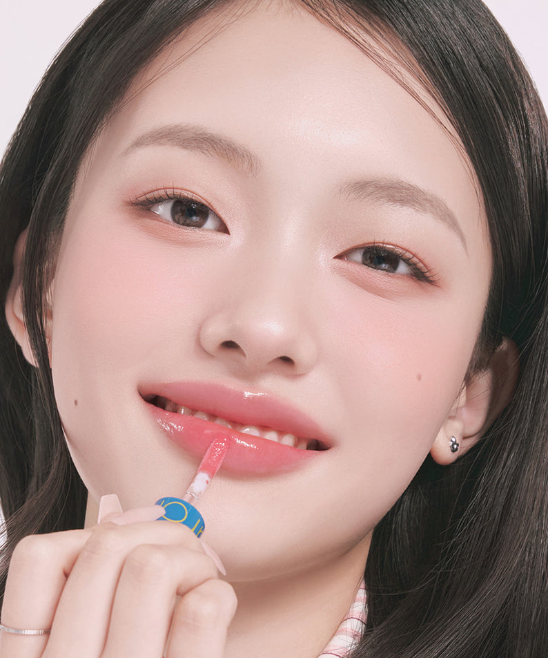ROMAND  Glasting Color Gloss MINI, la marque sur mini gloss à lèvres, maquillage brillant rose en gros plan