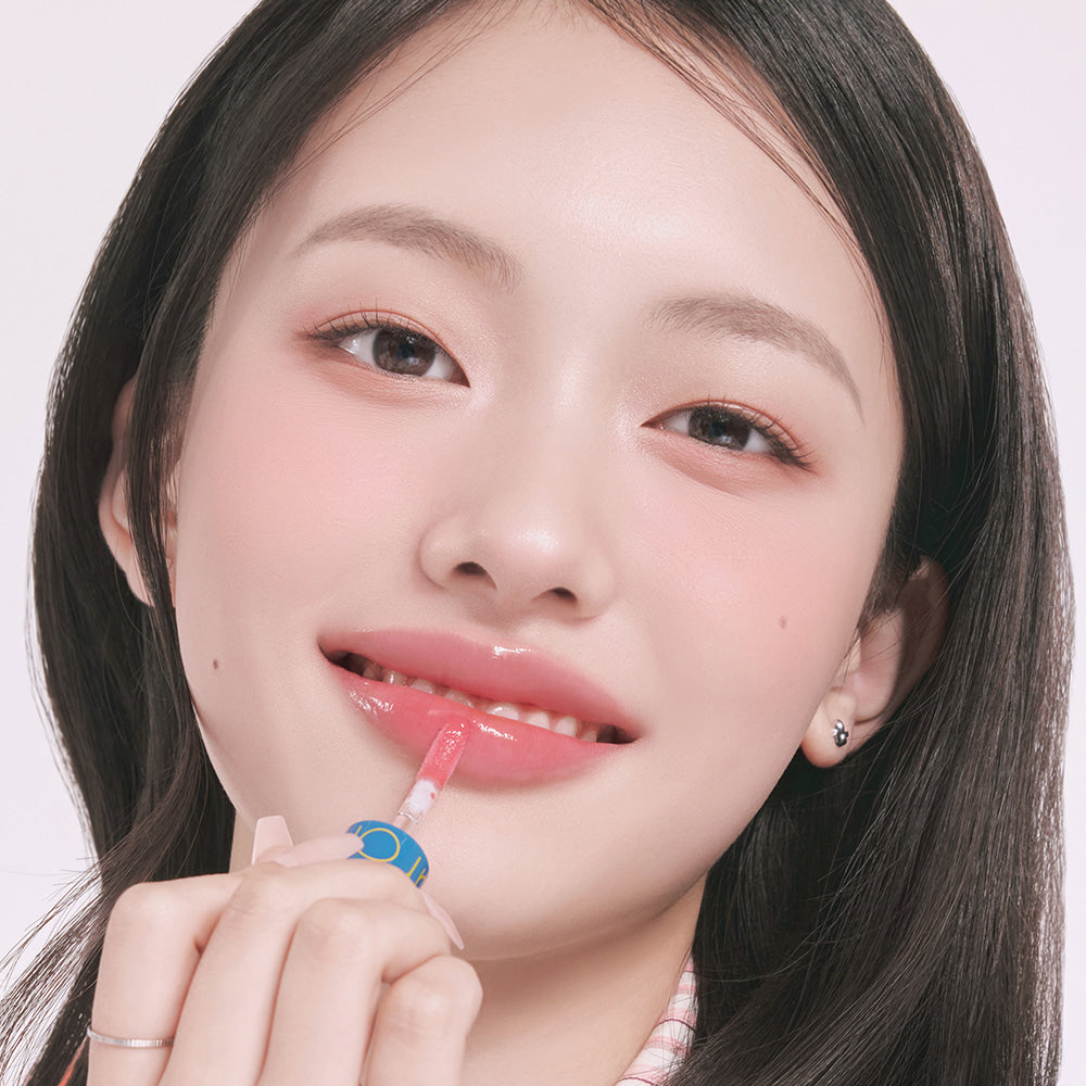 ROMAND  Glasting Color Gloss MINI, la marque sur mini gloss à lèvres, maquillage brillant rose en gros plan