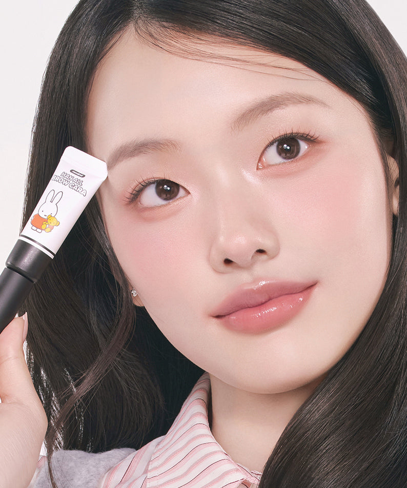 ROMAND  Hanol Brow Cara 2 colors, maquillage des sourcils sur une femme en gros plan, arrière-plan clair