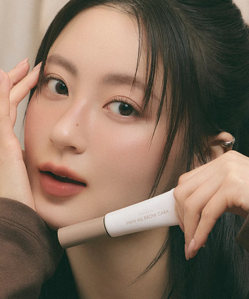 ROMAND  Hanol Brow Cara Single Item, tube maquillage sourcils sur fond beige, gros plan visage maquillé