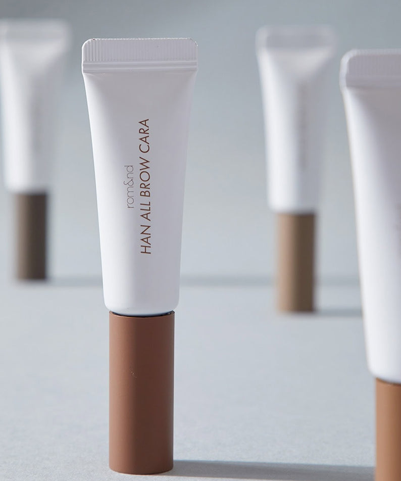 ROMAND  Hanol Brow Cara Single Item, tube de mascara sourcils ROMAND sur fond clair, vue produit en studio.