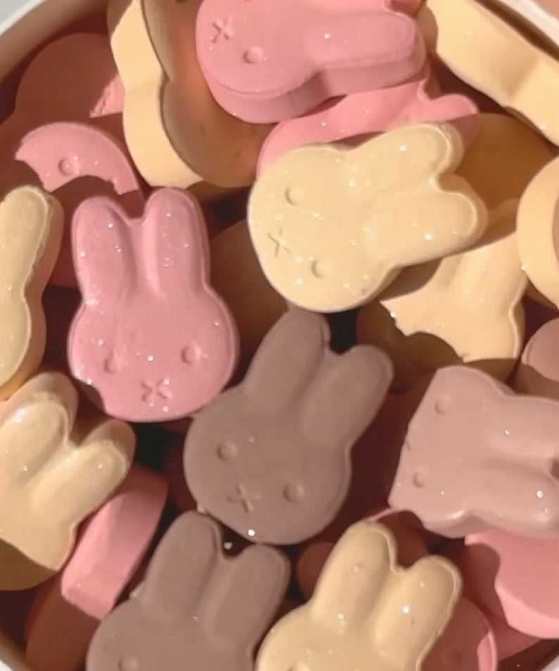 ROMAND  Miffy Pops Cheek de la marque ROMAND, visuel de blush en formes Miffy roses, beige, dans un assortiment