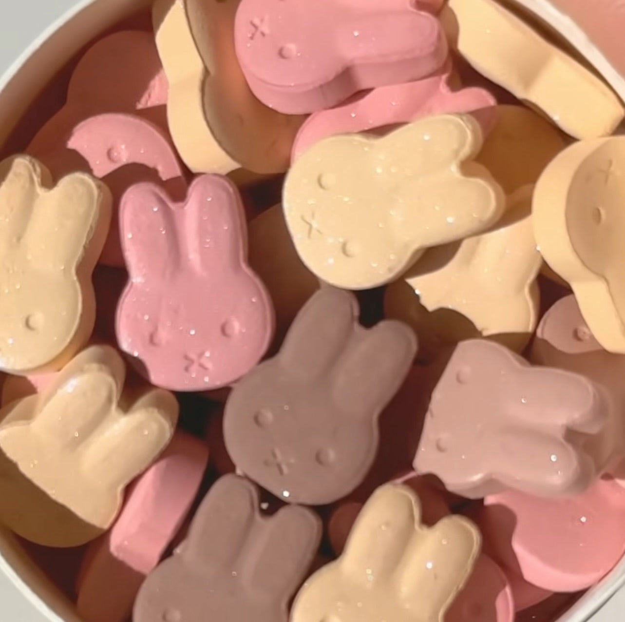 ROMAND  Miffy Pops Cheek de la marque ROMAND, visuel de blush en formes Miffy roses, beige, dans un assortiment