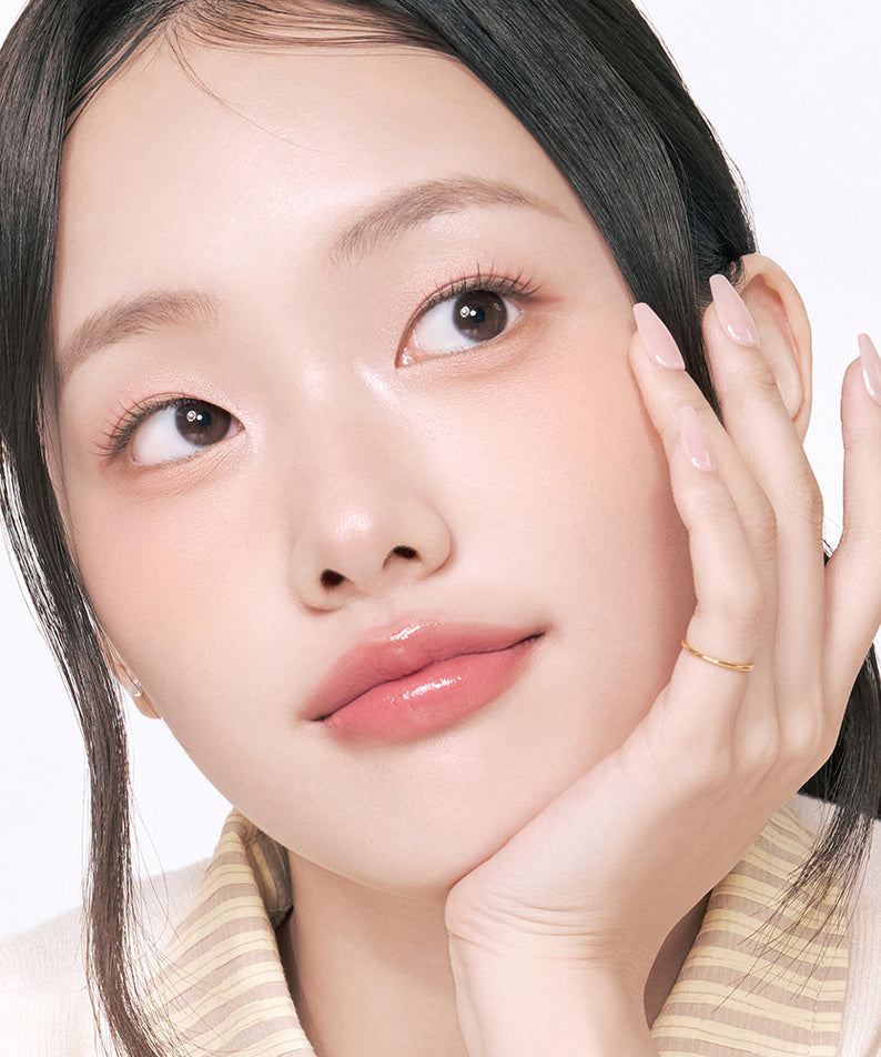 ROMAND  Miffy Pops Cheek, maquillage de joues sur un visage de femme, marque ROMAND, fond clair, photo produit