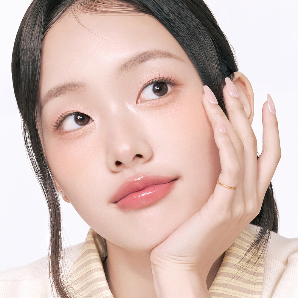 ROMAND  Miffy Pops Cheek, maquillage de joues sur un visage de femme, marque ROMAND, fond clair, photo produit