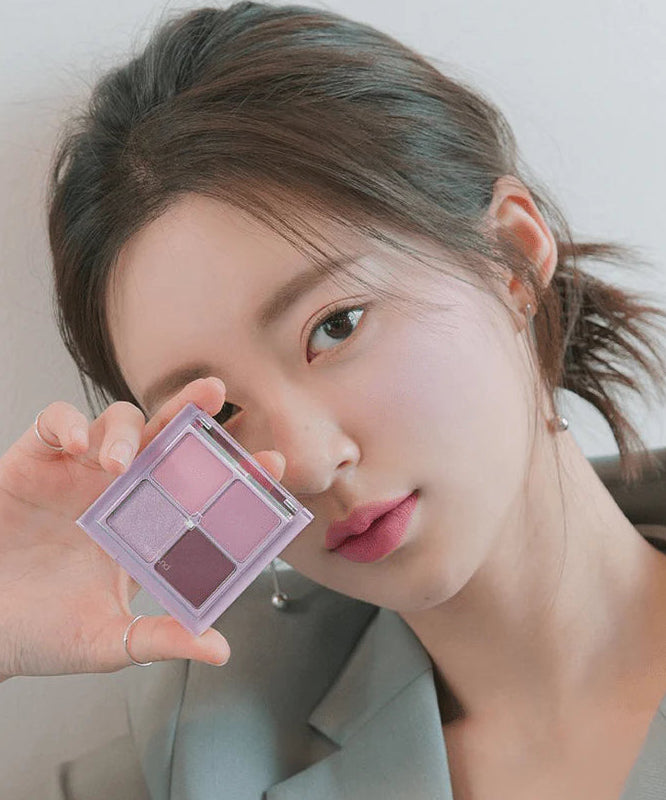 ROMAND  Romand Better Than Eyes, palette maquillage yeux tenue par une femme, fond clair, ambiance beauté
