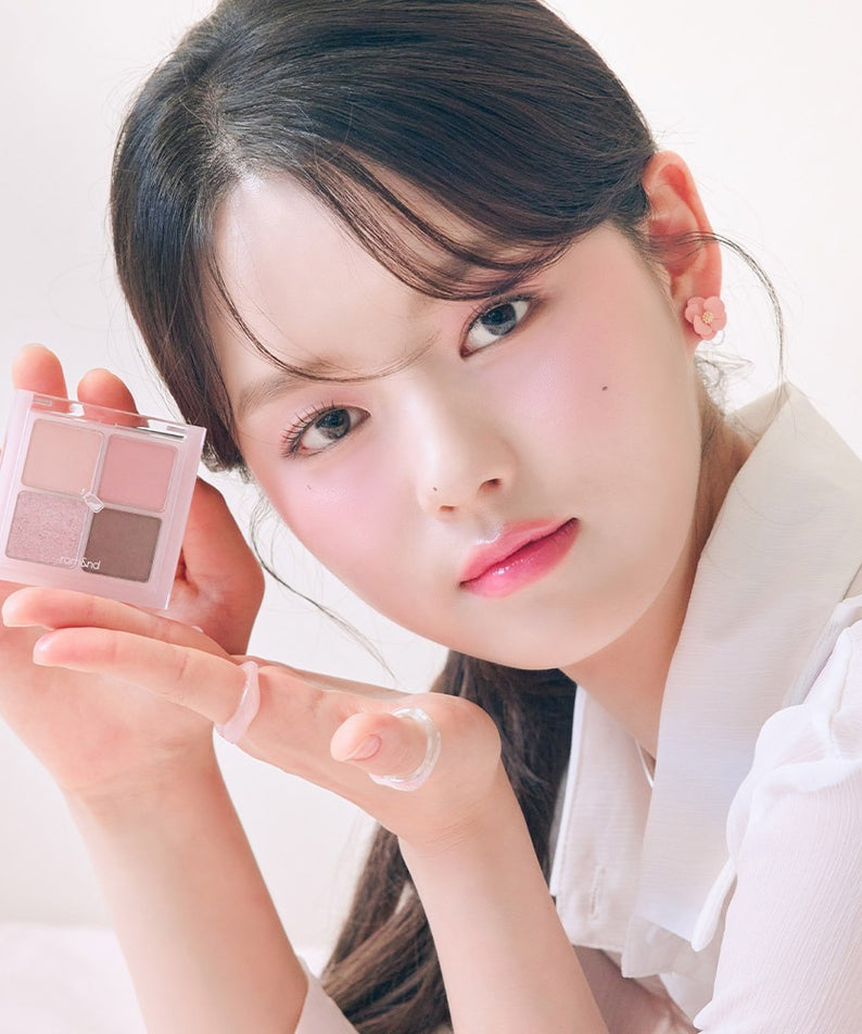 Photo beauté : ROMAND  Romand Better Than Eyes, la marque, maquillage yeux, femme tenant un coffret sur fond clair.