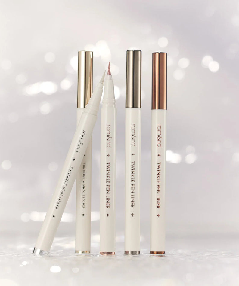 ROMAND Twinkle Pen Liner de la marque ROMAND, stylos eyeliner brillants sur fond blanc scintillant