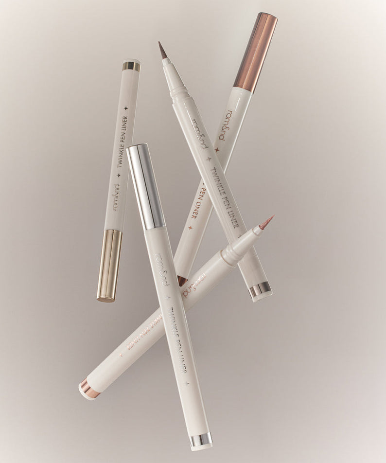 ROMAND  Twinkle Pen Liner, stylos eyeliner pailletés sur fond clair, marque ROMAND, ensemble de produits maquillage.