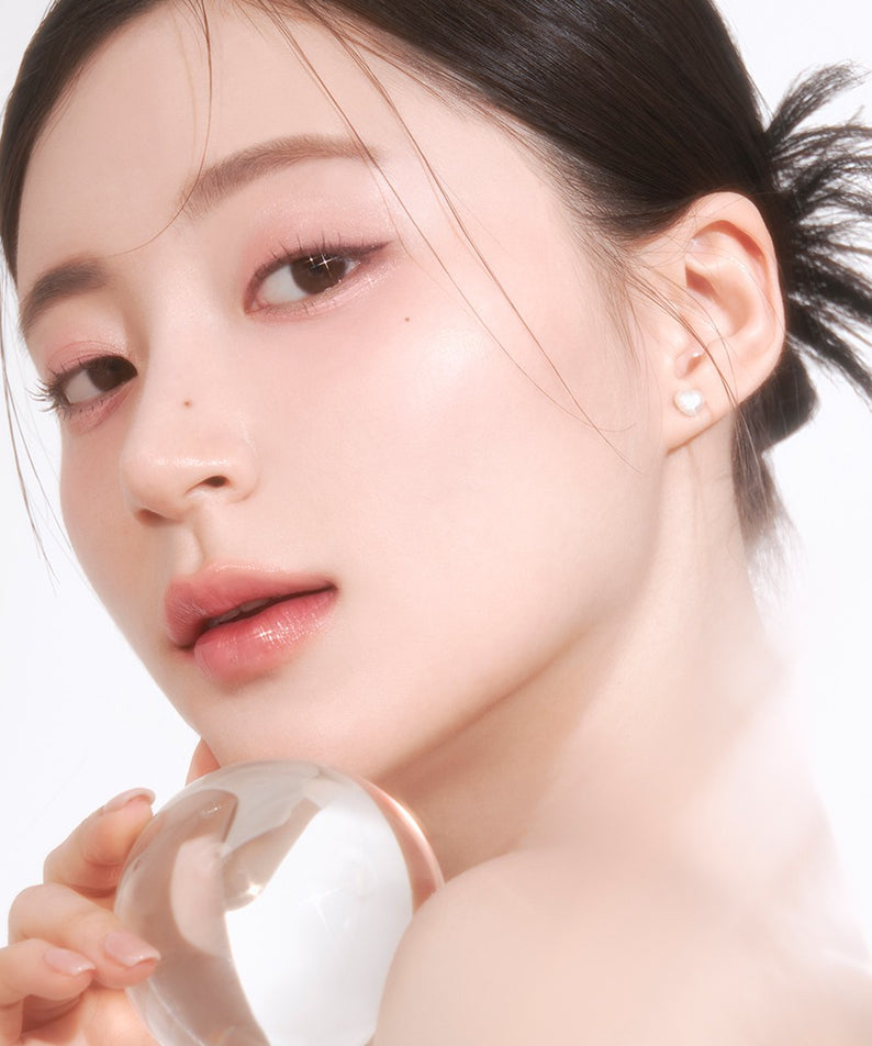 ROMAND  Twinkle Pen Liner : maquillage yeux, femme au visage lumineux tenant le liner, marque ROMAND en gros plan.