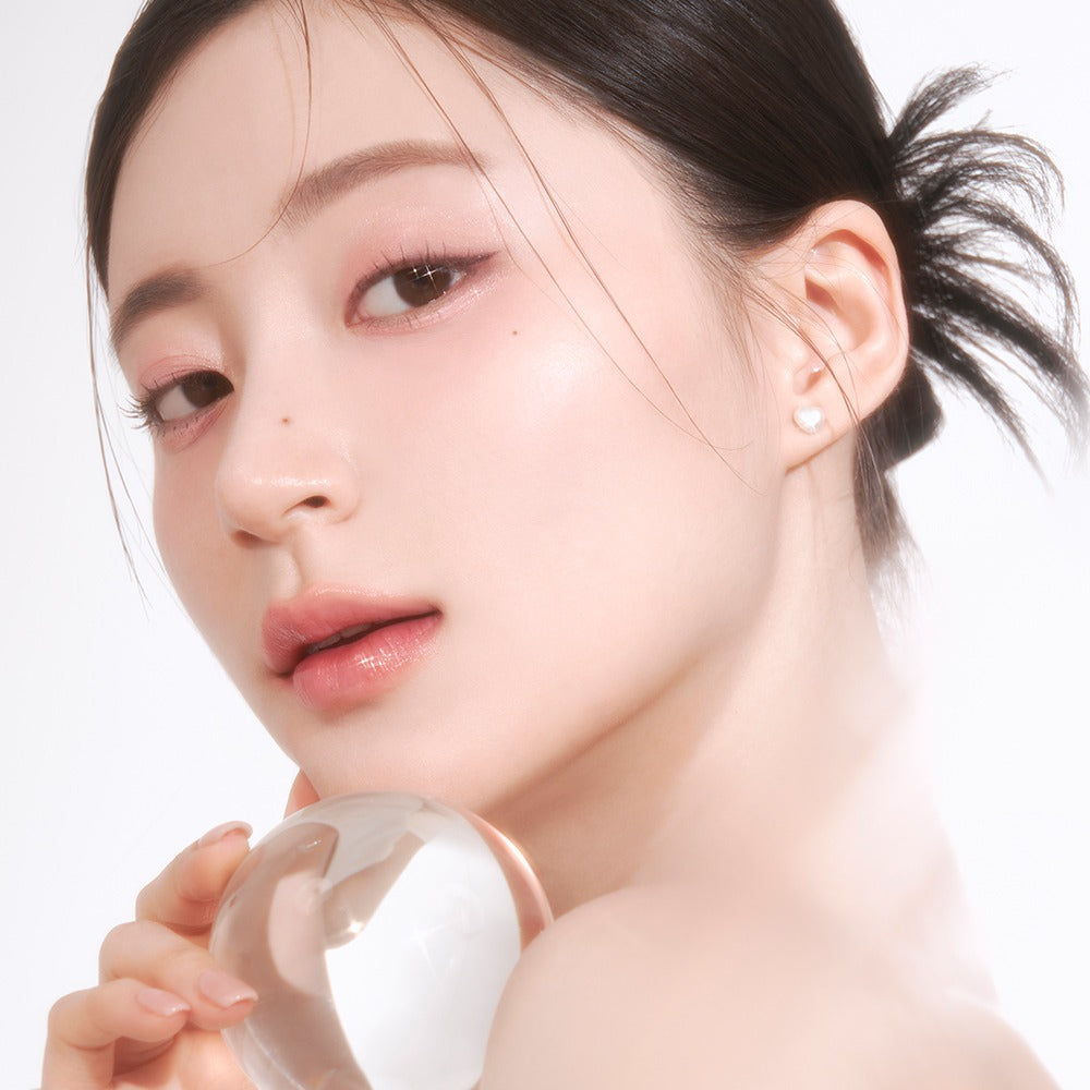 ROMAND  Twinkle Pen Liner : maquillage yeux, femme au visage lumineux tenant le liner, marque ROMAND en gros plan.