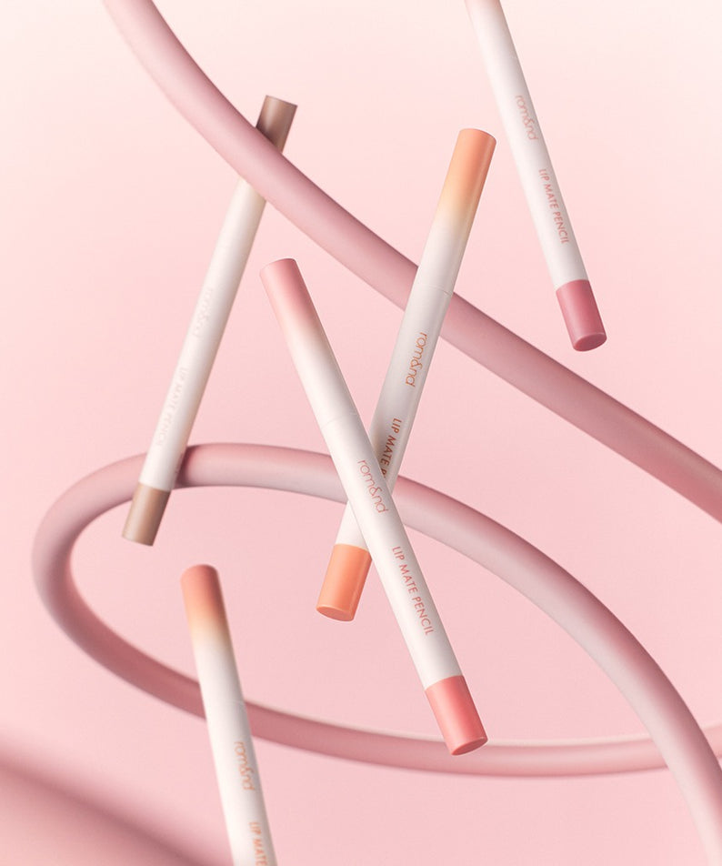 ROMAND lip mate pencil #beovershade sur un fond rose élégant, parfait pour des lèvres tendances et modernes.