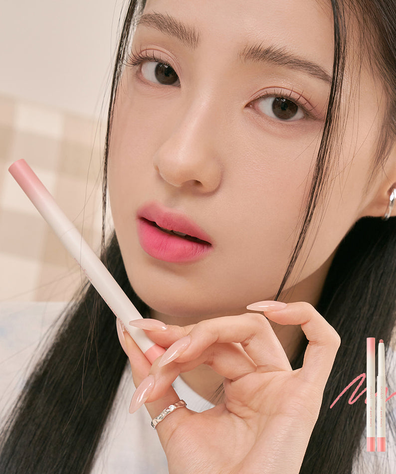 Femme portant le ROMAND lip mate pencil #beovershade, mettant en valeur ses lèvres avec élégance.