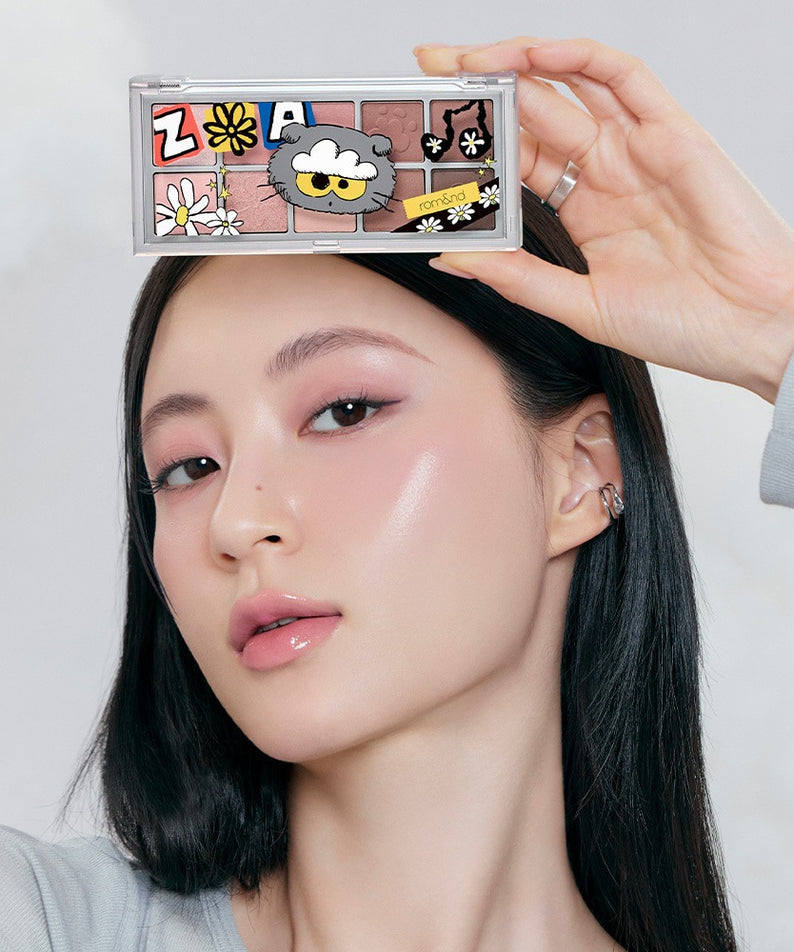 ROMAND x Joanne Friends Better Than Palette, palette maquillage en main, maquillage pop sur modèle fond clair
