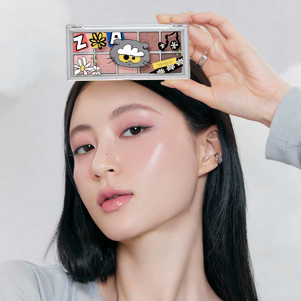ROMAND x Joanne Friends Better Than Palette, palette maquillage en main, maquillage pop sur modèle fond clair