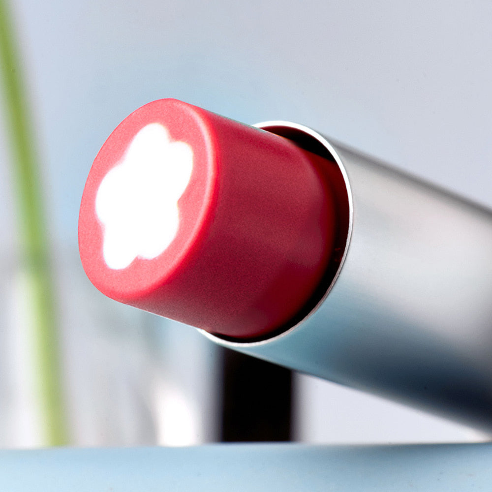 ROMAND x Joanne Friends Glasting Melting Balm, baume fondant dans un tube rouge sur fond lumineux, détail visuel