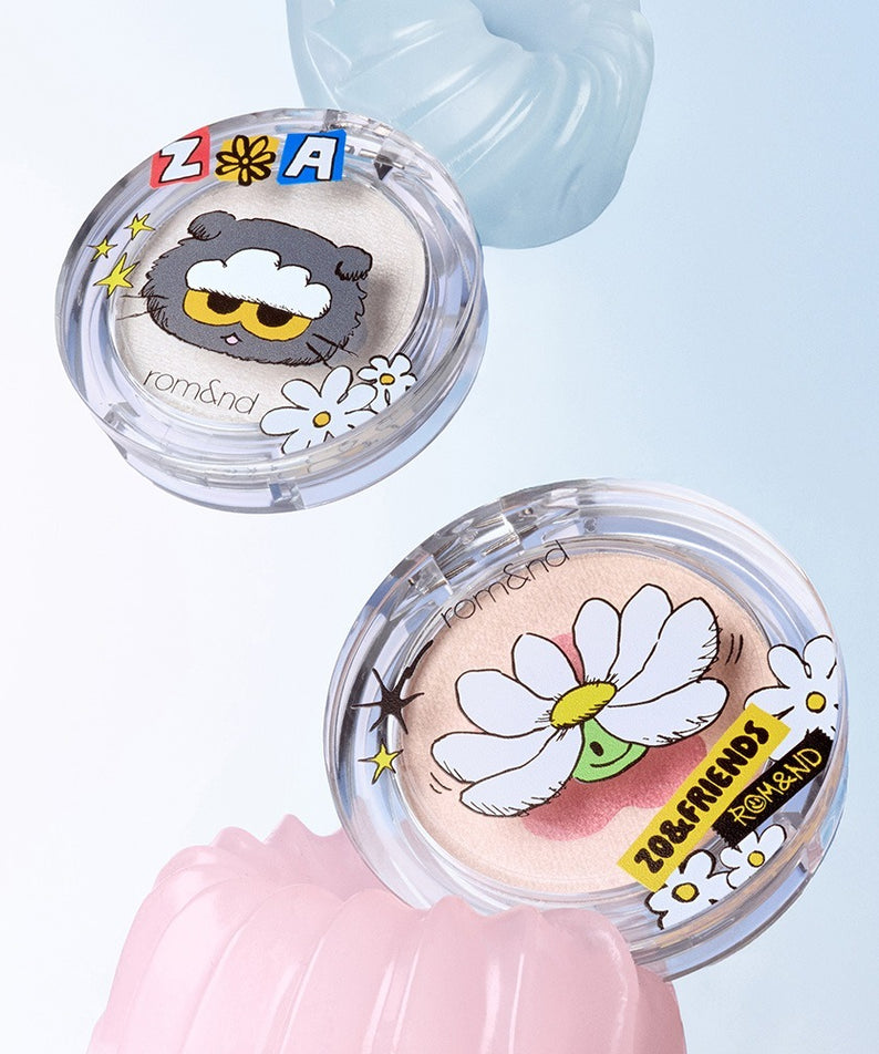 ROMAND x Joanne Friends Dual Jelly Highlighter en deux teintes avec design floral et animal sur un fond pastel.