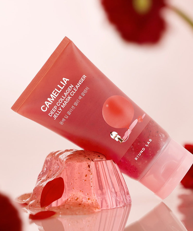Produit de beauté ROUND LAB Camellia Deep Collagen Jelly Pack Cleanser 150ml sur fond floral vibrant, design élégant.
