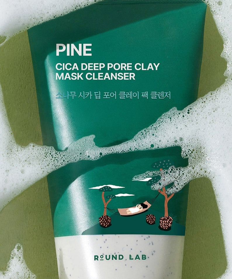ROUND LAB Pine Cica Deep Pore Clay Pack Cleanser 150ml dans un emballage vert, sur fond de mousse nettoyante, 140 caractères.
