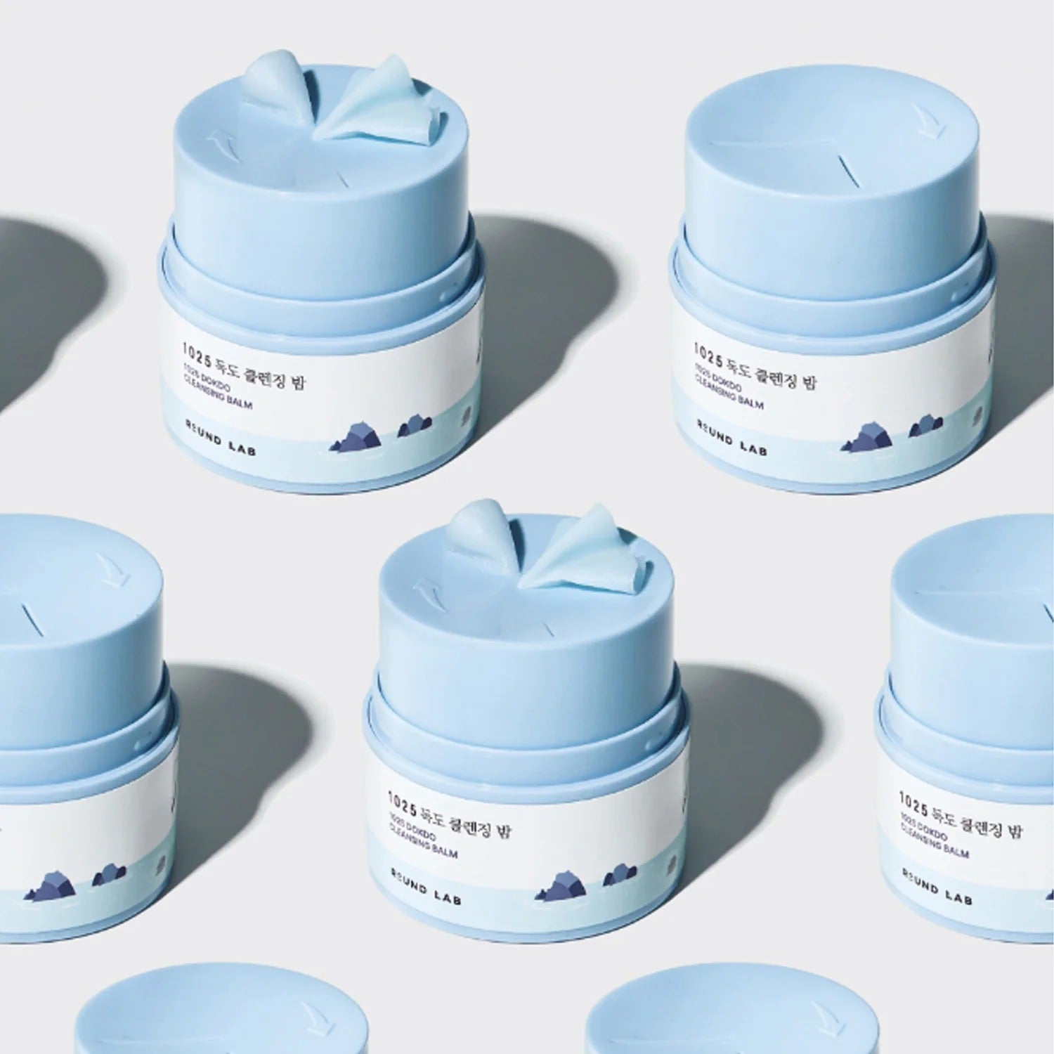 ROUND LAB 1025 Dokdo Cleansing Balm 50ml, baume nettoyant bleu de la marque, pots sur fond clair en lumière naturelle.