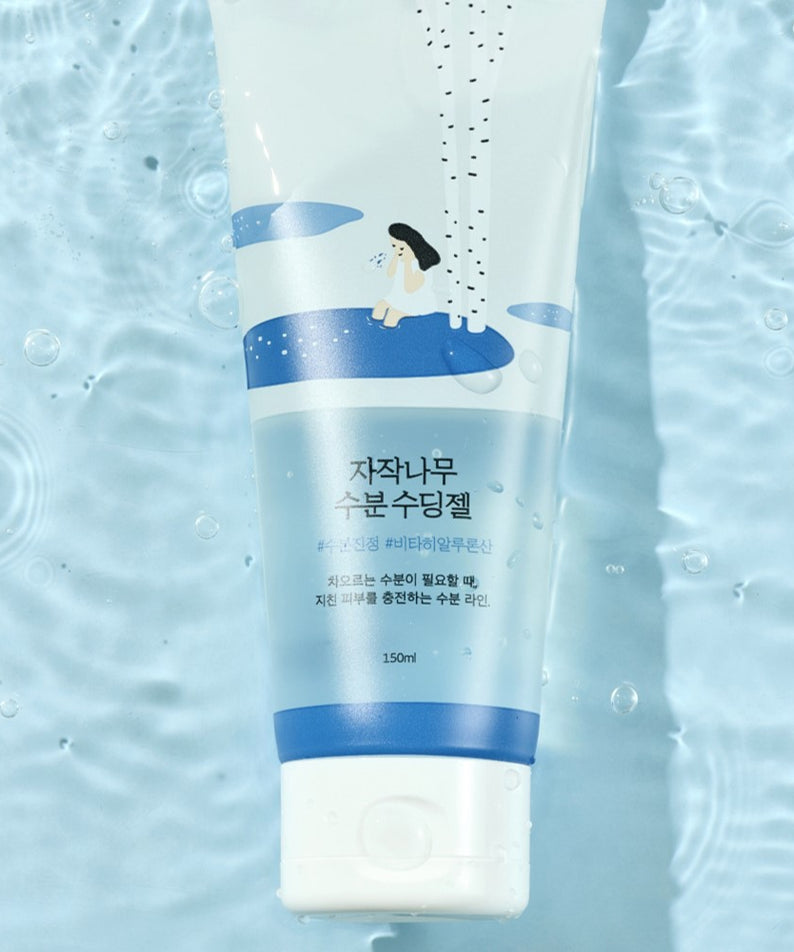 ROUND LAB Bir Birch Water Soothing Gel 150ml sur fond de texture aquatique apaisante