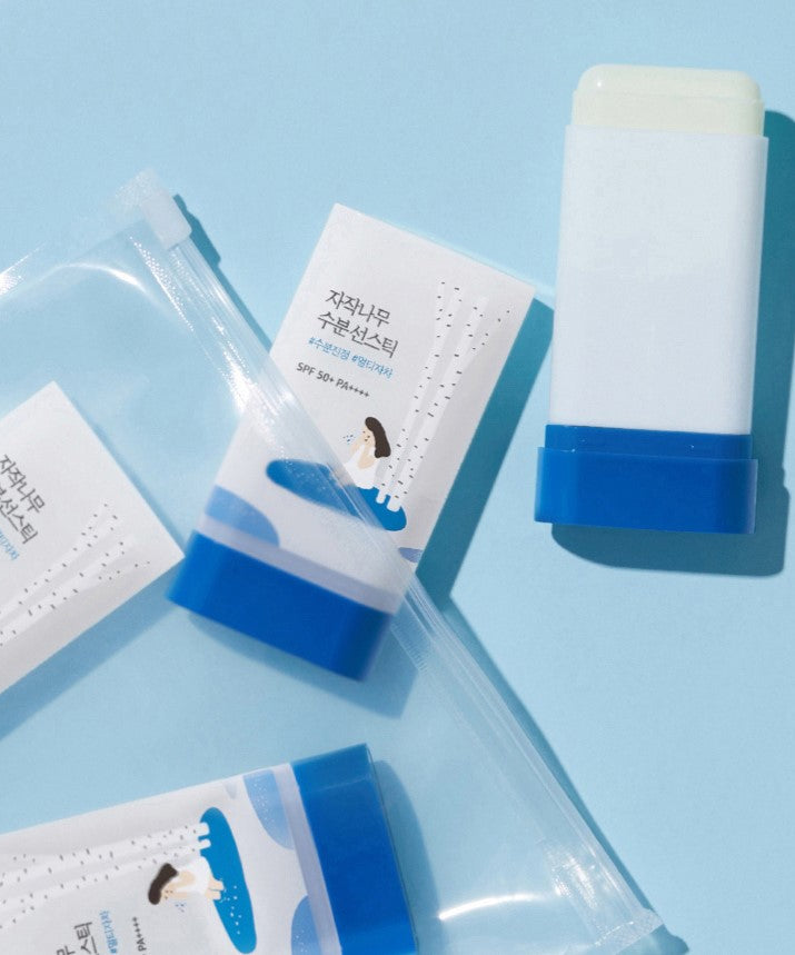 ROUND LAB Birch Juice Moisturizing Sun Stick 19g sur fond bleu