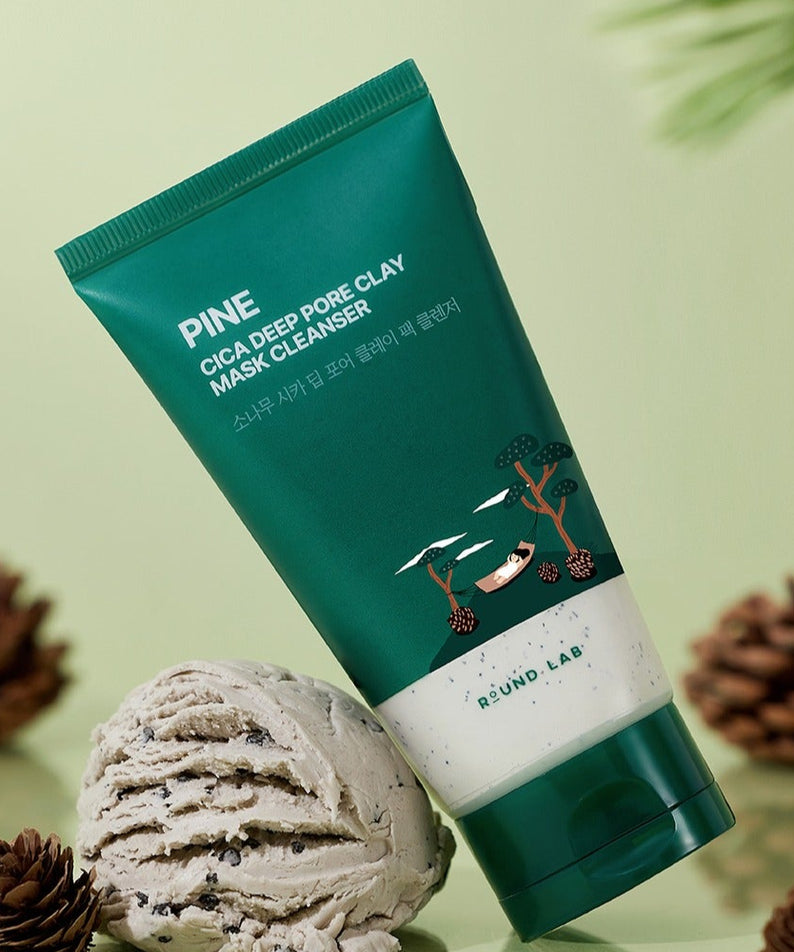 ROUND LAB Pine Cica Deep Pore Clay Pack Cleanser 150ml, tube vert sur fond vert avec texture d’argile et plantes