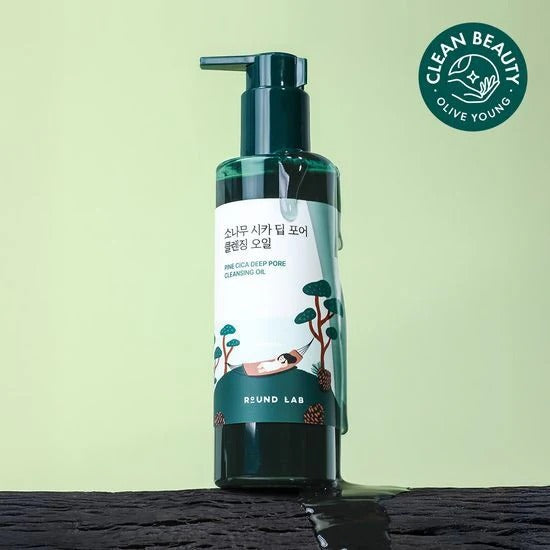 ROUND LAB Pine Cica Deep Pore Cleansing Oil 200ml de la marque ROUND LAB, flacon vert sur fond vert clair, style beauté