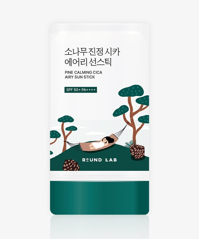 ROUND LAB  Pine Soothing Cica Airy Sun Stick 19g, stick solaire apaisant sur fond visuel forêt/illustration cica et pin.