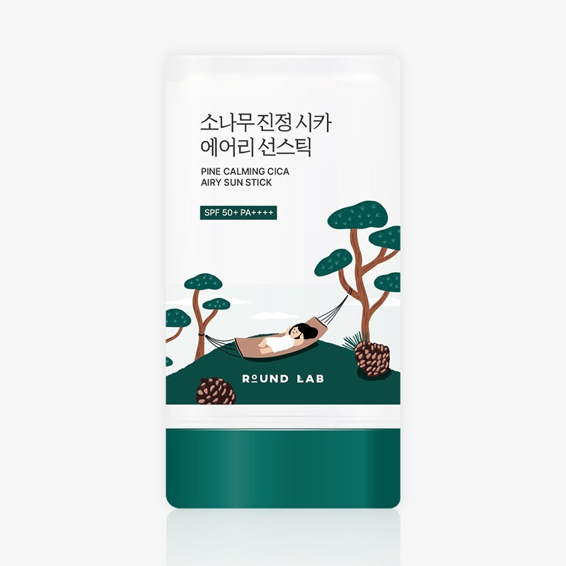 ROUND LAB  Pine Soothing Cica Airy Sun Stick 19g, stick solaire apaisant sur fond visuel forêt/illustration cica et pin.