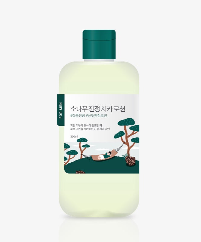 Lotion ROUND LAB For Men Pine Calming Cica 200ml avec illustration de pins, bouteille verte posée sur un fond blanc.