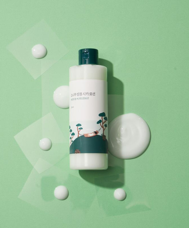 ROUND LAB Pine Calming Cica Lotion 250ml sur fond vert avec texture lisse, apaisante et hydratante pour la peau sensible.