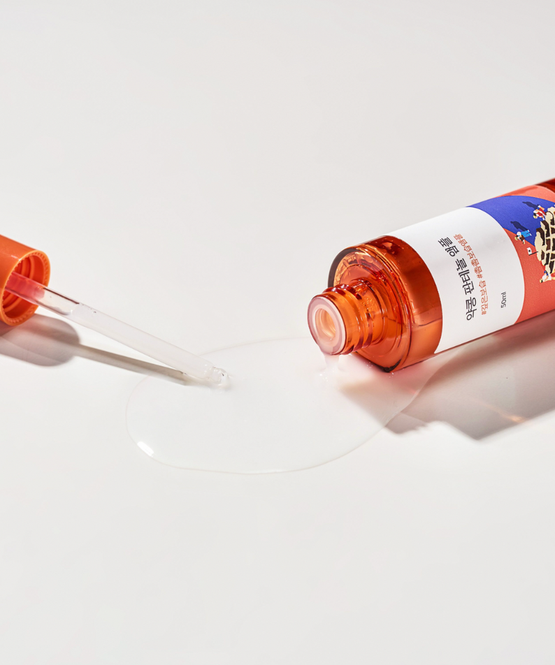 Flacon de ROUND LAB Pine Calming Cica Ampoule 30ml renversé avec pipette. Sérum apaisant idéal pour le soin de la peau sensible.