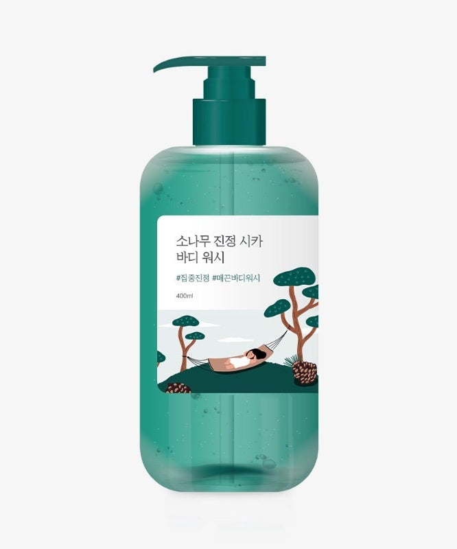 Flacon de 400ml de ROUND LAB Pine Calming Cica Body Wash avec design de relaxation sous des pins, sur fond blanc.