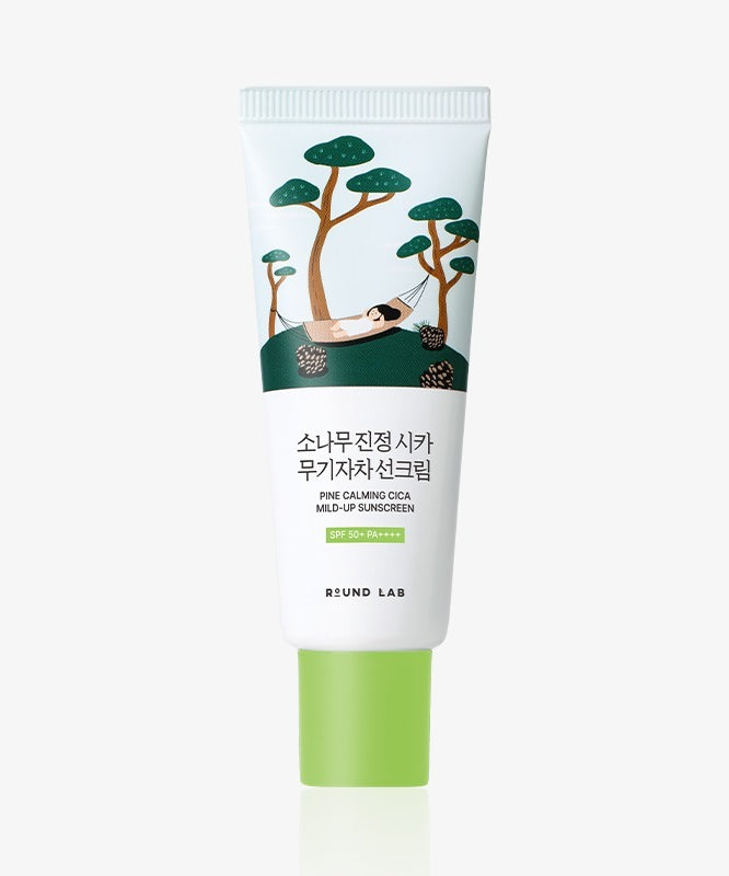 Crème solaire ROUND LAB Pine Tree Calming Cica Mineral Sunscreen 40ml avec motif d'arbres sur l'emballage, 40ml. Protection minérale.